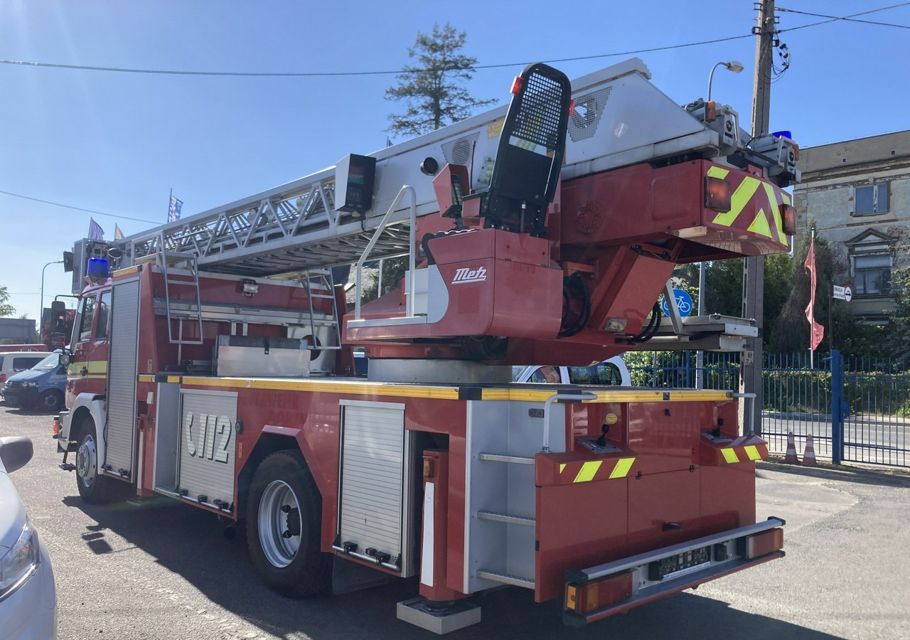 MAN L 2000 MAN 15,280 Straż pożarna drabina Strażacka zwyżka 32m Metz Model 20 - Camión de bomberos: foto 3 MAN L 2000 MAN 15,280 Straż pożarna drabina Strażacka zwyżka 32m Metz Model 20 - Camión de bomberos: foto 3