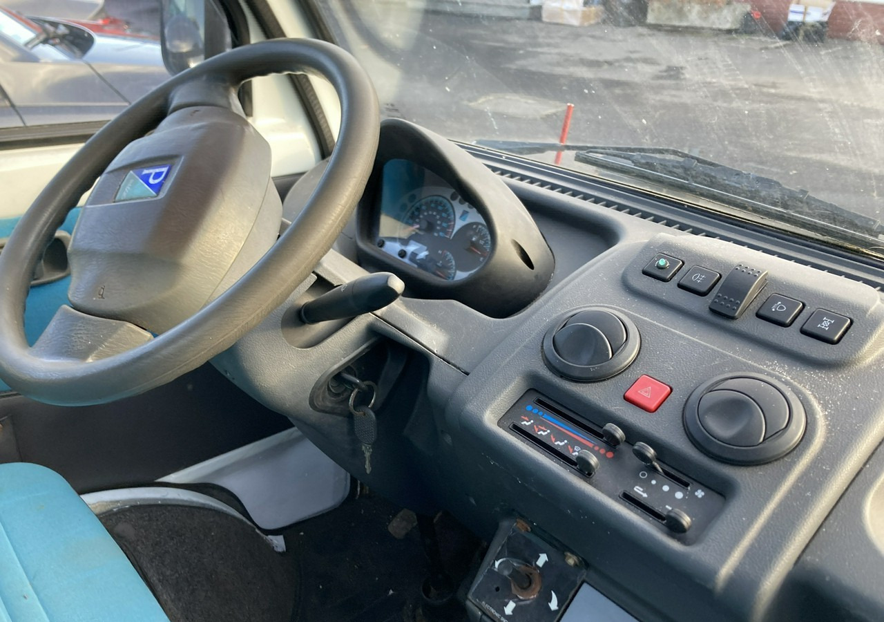 Piaggio Piaggio Porter 4X4 Skrzynia odśnieżarka Pług 2011 - Máquina quitanieve: foto 4 Piaggio Piaggio Porter 4X4 Skrzynia odśnieżarka Pług 2011 - Máquina quitanieve: foto 4