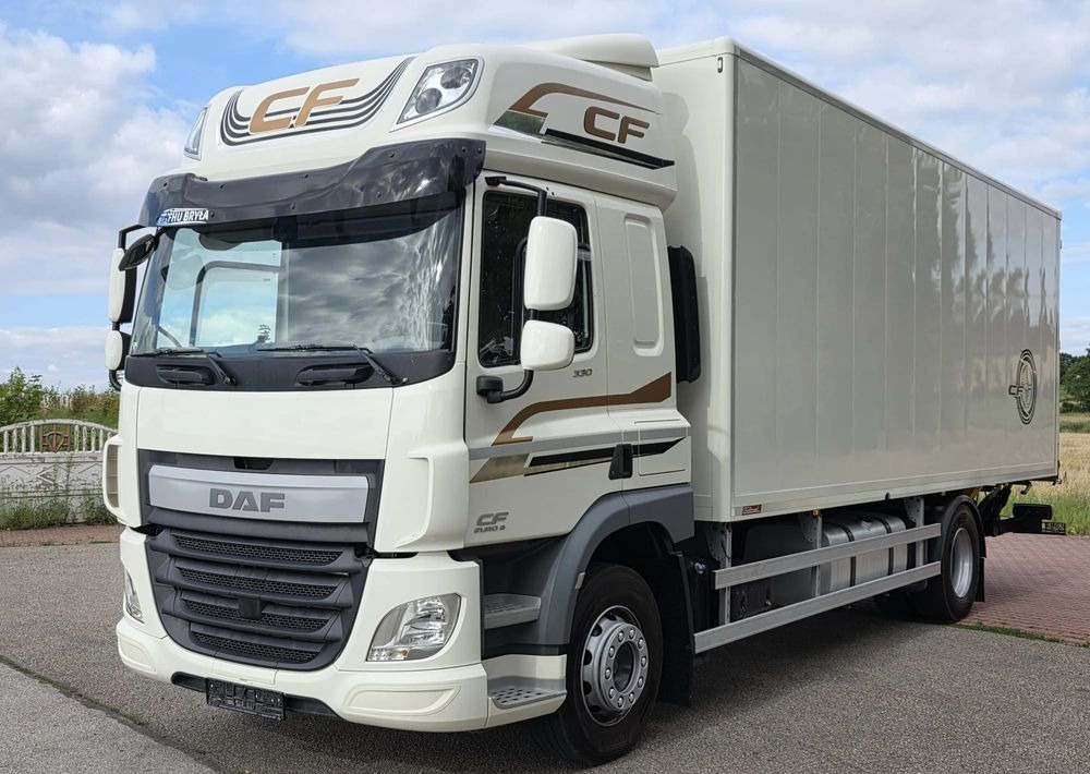 DAF CF 330 / 10.2017 / KONTENER MEBLOWY / IZOTERMA / WINDA / 18 PALET / E6 / NISKI PRZEBIEG / Z NIEMIEC / JAK NOWY / DUŻY SILNIK 10 837cm3// - Camión caja cerrada: foto 2 DAF CF 330 / 10.2017 / KONTENER MEBLOWY / IZOTERMA / WINDA / 18 PALET / E6 / NISKI PRZEBIEG / Z NIEMIEC / JAK NOWY / DUŻY SILNIK 10 837cm3// - Camión caja cerrada: foto 2