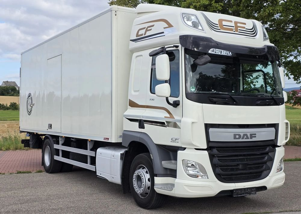 DAF CF 330/10.2017/KONTENER MEBLOWY/IZOTERMA/WINDA/18 PALET/E6/NISKI PRZEBIEG/Z NIEMIEC/JAK NOWY/DUŻY SILNIK 10 837cm3// - Camión caja cerrada: foto 1 DAF CF 330/10.2017/KONTENER MEBLOWY/IZOTERMA/WINDA/18 PALET/E6/NISKI PRZEBIEG/Z NIEMIEC/JAK NOWY/DUŻY SILNIK 10 837cm3// - Camión caja cerrada: foto 1