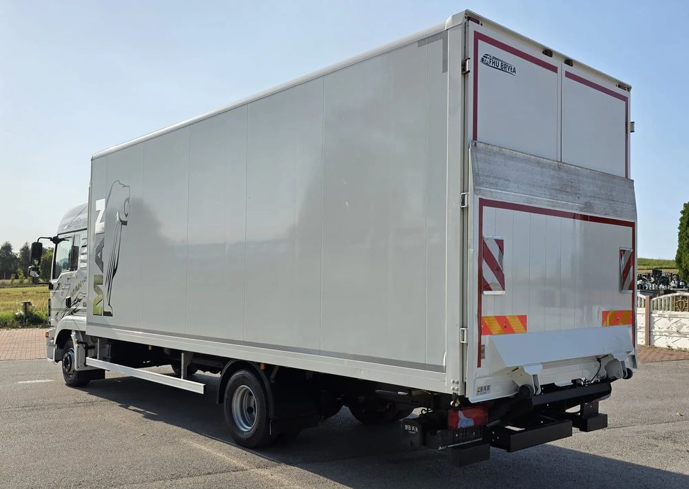 MAN TGL 12.250 / KONTENER / IZOTERMA / WINDA / 2019R / EURO 6 / PEŁEN SERWIS / 6 TON ŁADOWNOŚĆ / SPROWADZONY / ZADBANY / JAK NOWY / KSIĄŻKA SERWISOWA / E6 / 17 PALET - Camión caja cerrada: foto 4 MAN TGL 12.250 / KONTENER / IZOTERMA / WINDA / 2019R / EURO 6 / PEŁEN SERWIS / 6 TON ŁADOWNOŚĆ / SPROWADZONY / ZADBANY / JAK NOWY / KSIĄŻKA SERWISOWA / E6 / 17 PALET - Camión caja cerrada: foto 4