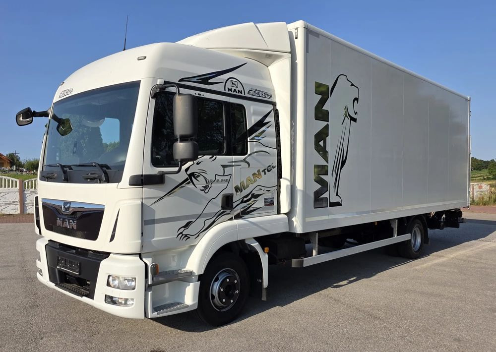 MAN TGL 12.250 / KONTENER / IZOTERMA / WINDA / 2019R / EURO 6 / PEŁEN SERWIS / 6 TON ŁADOWNOŚĆ / SPROWADZONY / ZADBANY / JAK NOWY / KSIĄŻKA SERWISOWA / E6 / 17 PALET - Camión caja cerrada: foto 2 MAN TGL 12.250 / KONTENER / IZOTERMA / WINDA / 2019R / EURO 6 / PEŁEN SERWIS / 6 TON ŁADOWNOŚĆ / SPROWADZONY / ZADBANY / JAK NOWY / KSIĄŻKA SERWISOWA / E6 / 17 PALET - Camión caja cerrada: foto 2