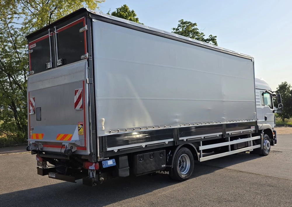 MAN TGM 15.290 / BURTO-FIRANKA / CAŁY NA PODUSZKACH /KLIMA POSTOJOWA / 2018R / NISKI PRZEBIEG / 18 PALET / E6 / JAK NOWY / WINDA / - Camión lona: foto 4 MAN TGM 15.290 / BURTO-FIRANKA / CAŁY NA PODUSZKACH /KLIMA POSTOJOWA / 2018R / NISKI PRZEBIEG / 18 PALET / E6 / JAK NOWY / WINDA / - Camión lona: foto 4