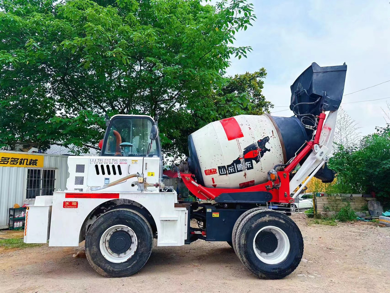 DEYI 2 cubic concrete mixer - Camión hormigonera: foto 3 DEYI 2 cubic concrete mixer - Camión hormigonera: foto 3