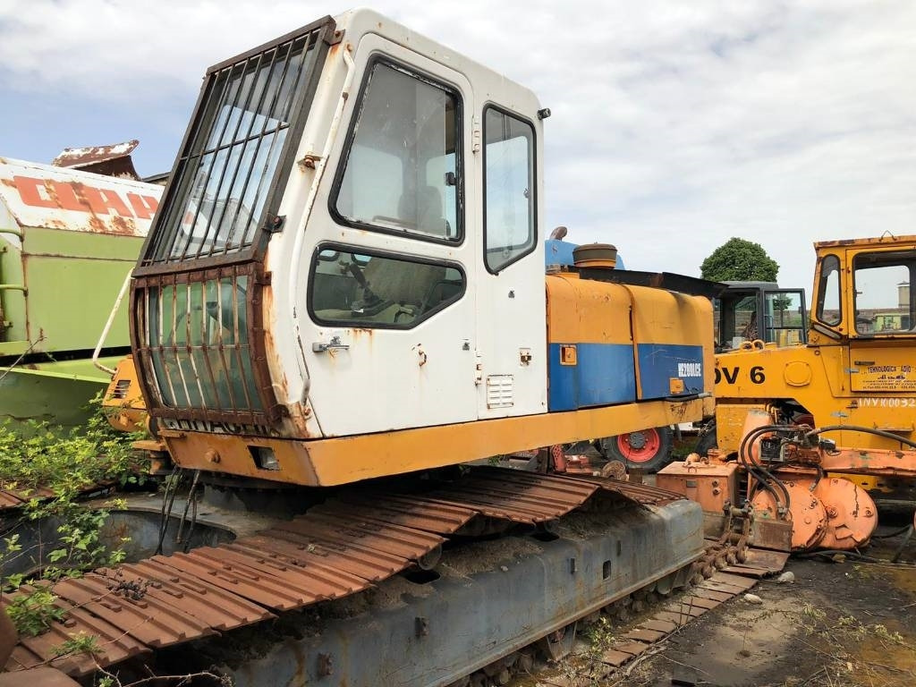 Halla Hitachi HE 280 ICE - Excavadora de cadenas: foto 1 Halla Hitachi HE 280 ICE - Excavadora de cadenas: foto 1