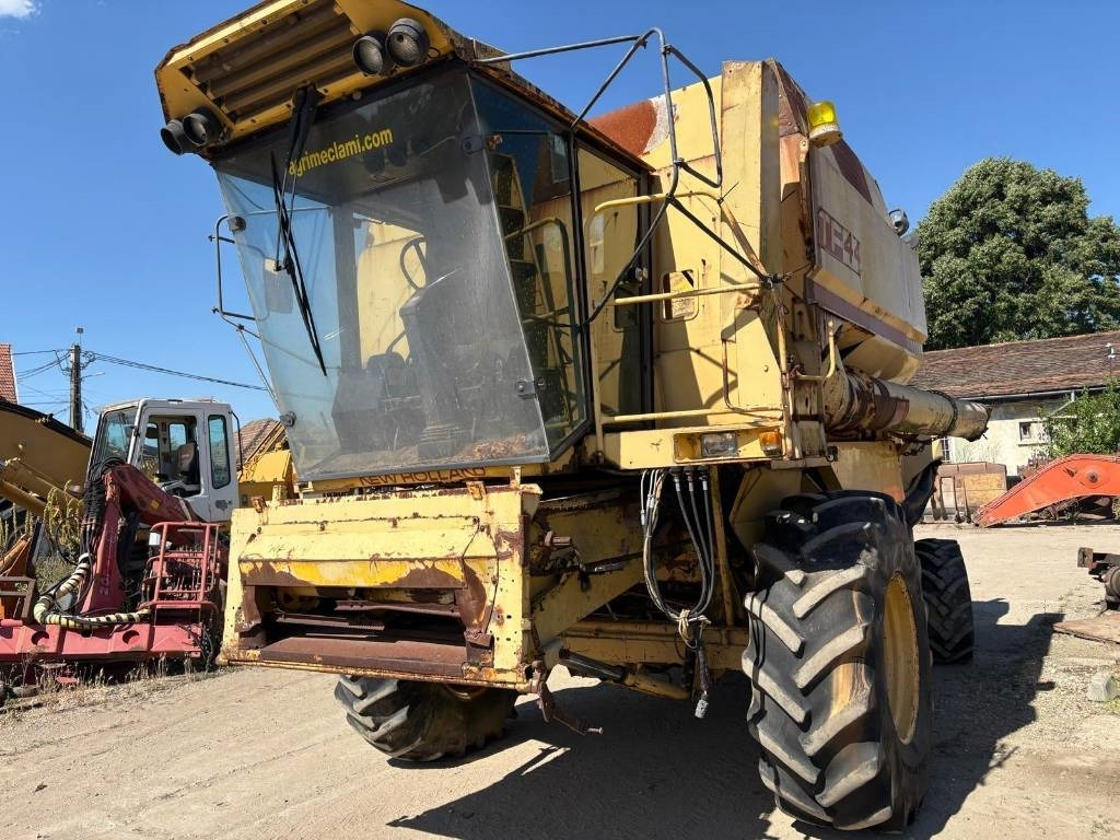 New Holland TF 44 - Cosechadora de granos: foto 1 New Holland TF 44 - Cosechadora de granos: foto 1