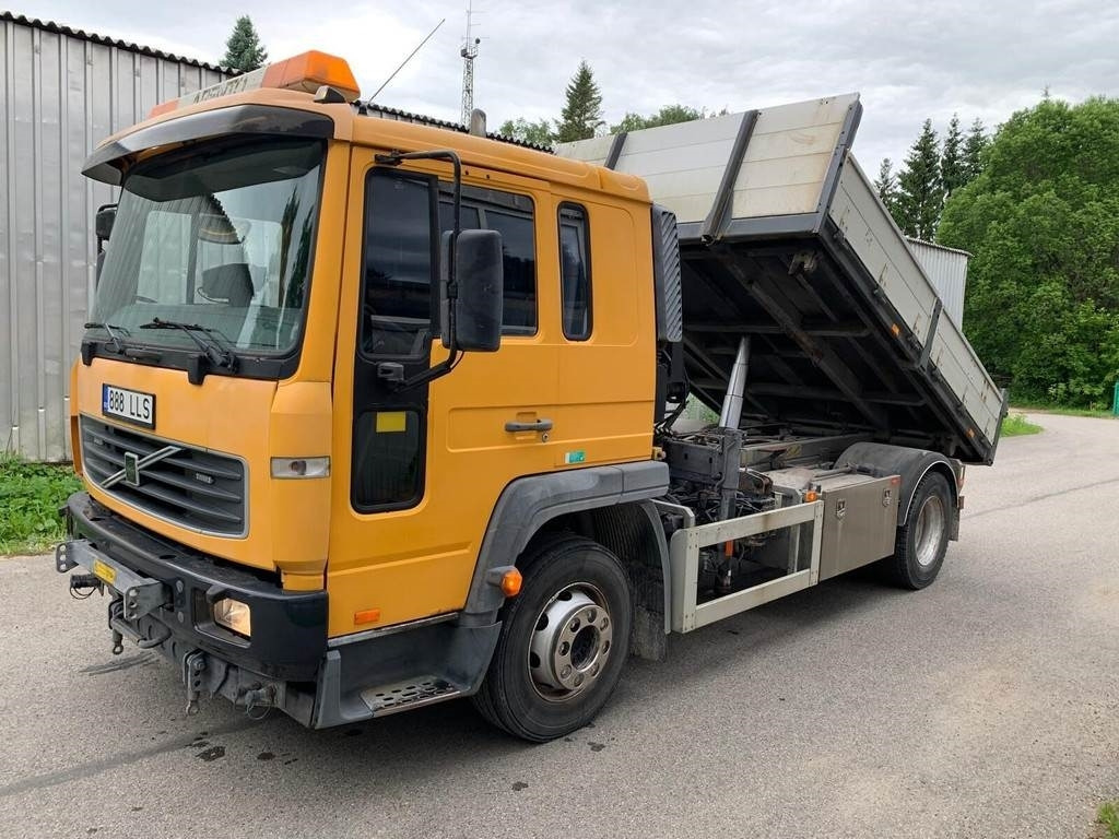 Volvo FL615 + HIAB 027-2 - Camión volquete: foto 1 Volvo FL615 + HIAB 027-2 - Camión volquete: foto 1