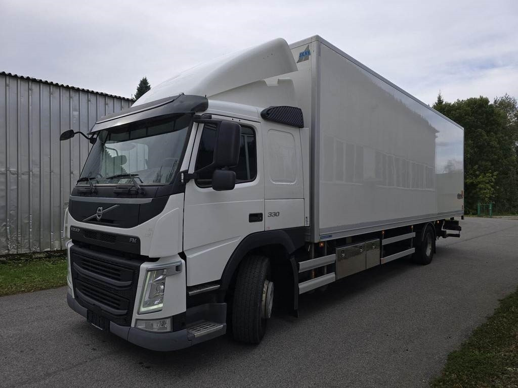 Volvo FM330 4X2 - Camión caja cerrada: foto 1 Volvo FM330 4X2 - Camión caja cerrada: foto 1