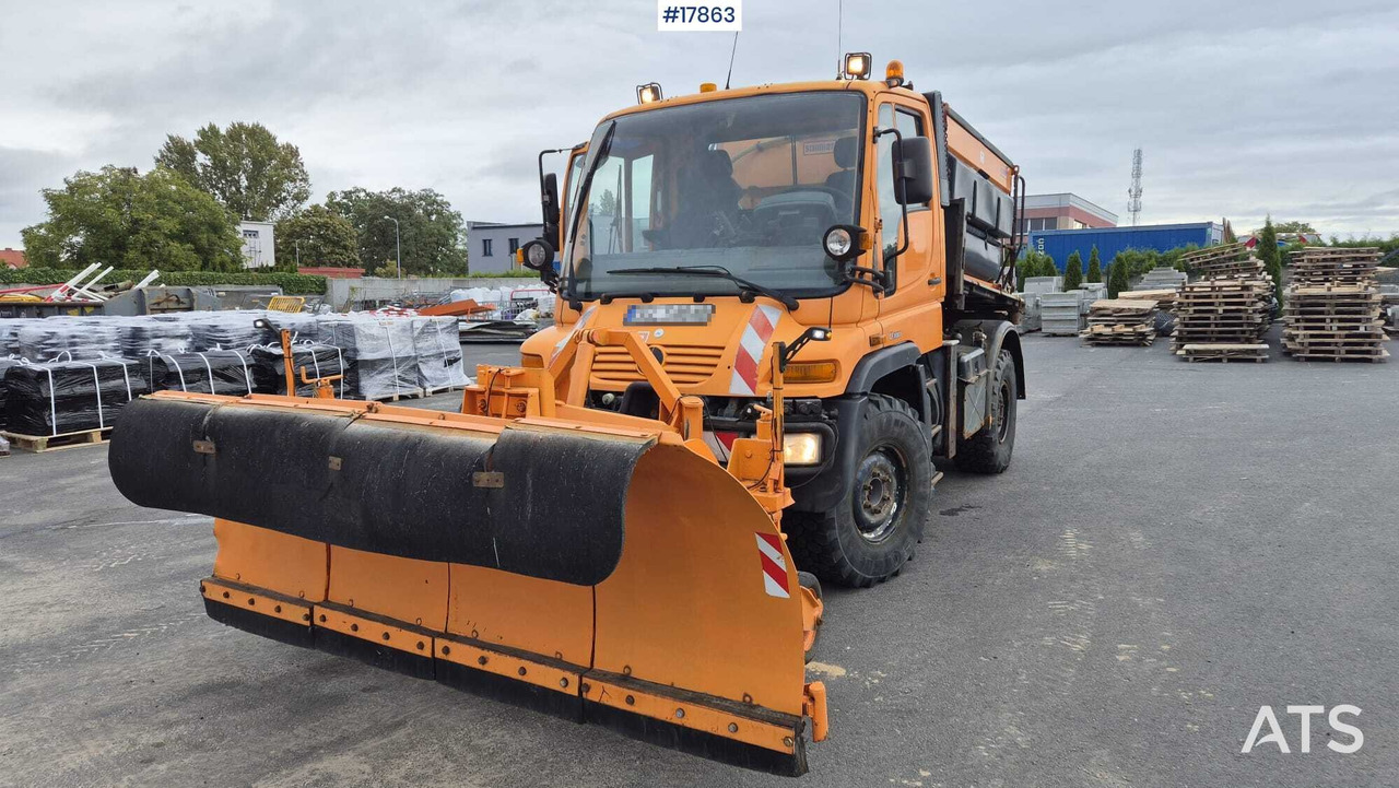 Płógopiaskarka Mercedes-Benz UNIMOG U300 (2001) - Máquina quitanieve: foto 2 Płógopiaskarka Mercedes-Benz UNIMOG U300 (2001) - Máquina quitanieve: foto 2