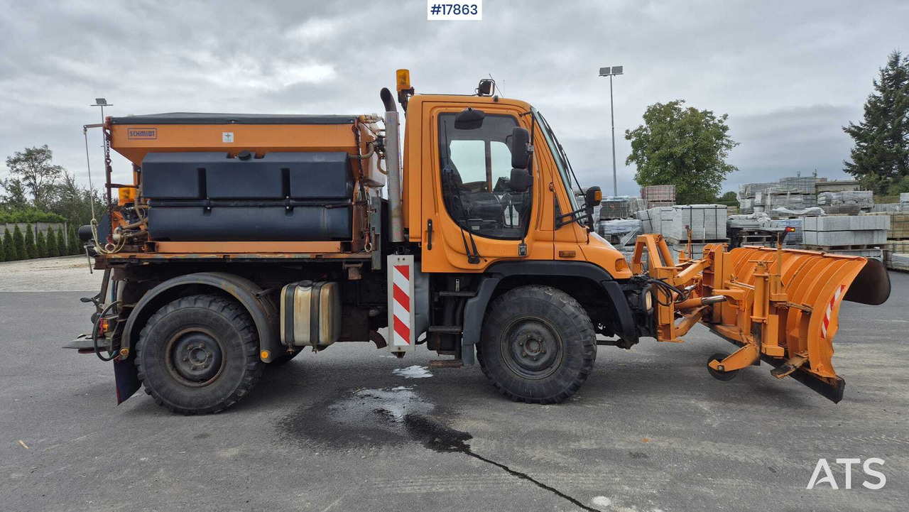 Płógopiaskarka Mercedes-Benz UNIMOG U300 (2001) - Máquina quitanieve: foto 4 Płógopiaskarka Mercedes-Benz UNIMOG U300 (2001) - Máquina quitanieve: foto 4