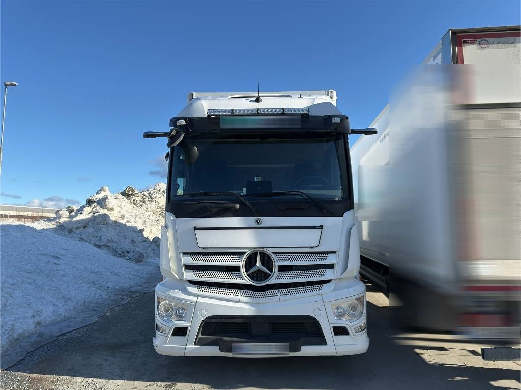 Mercedes-Benz Actros 1833 - Camión caja cerrada: foto 3 Mercedes-Benz Actros 1833 - Camión caja cerrada: foto 3