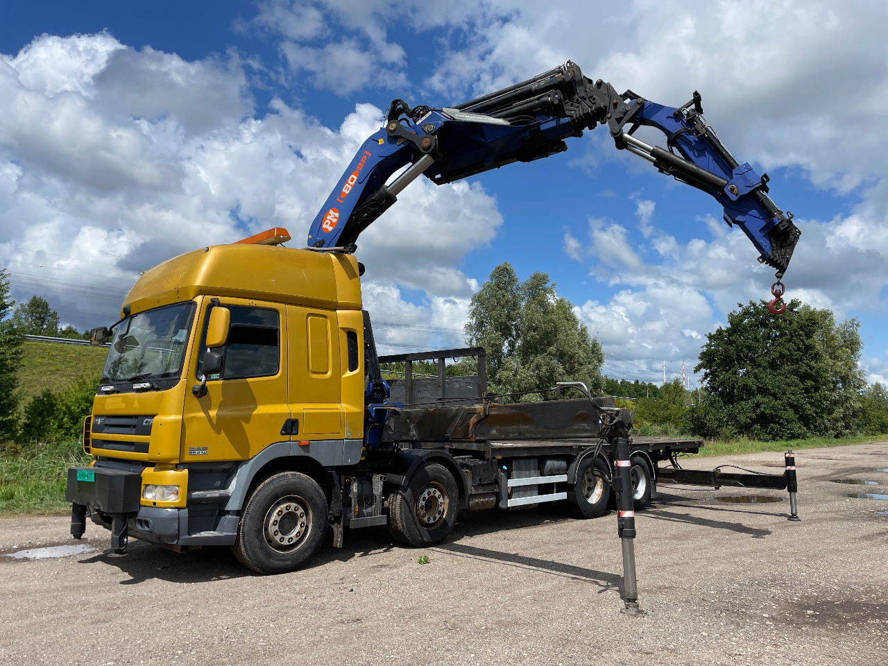 DAF CF 85.410 PM 80 crane laadkraan met jib en frontstempels - Camión grúa: foto 1 DAF CF 85.410 PM 80 crane laadkraan met jib en frontstempels - Camión grúa: foto 1
