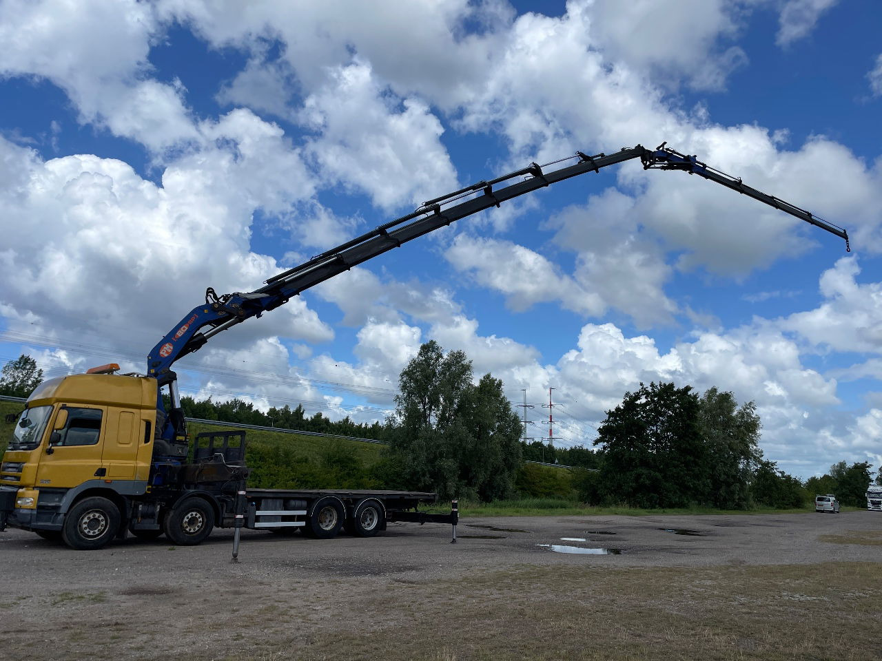 DAF CF 85.410 PM 80 crane laadkraan met jib en frontstempels - Camión grúa: foto 2 DAF CF 85.410 PM 80 crane laadkraan met jib en frontstempels - Camión grúa: foto 2