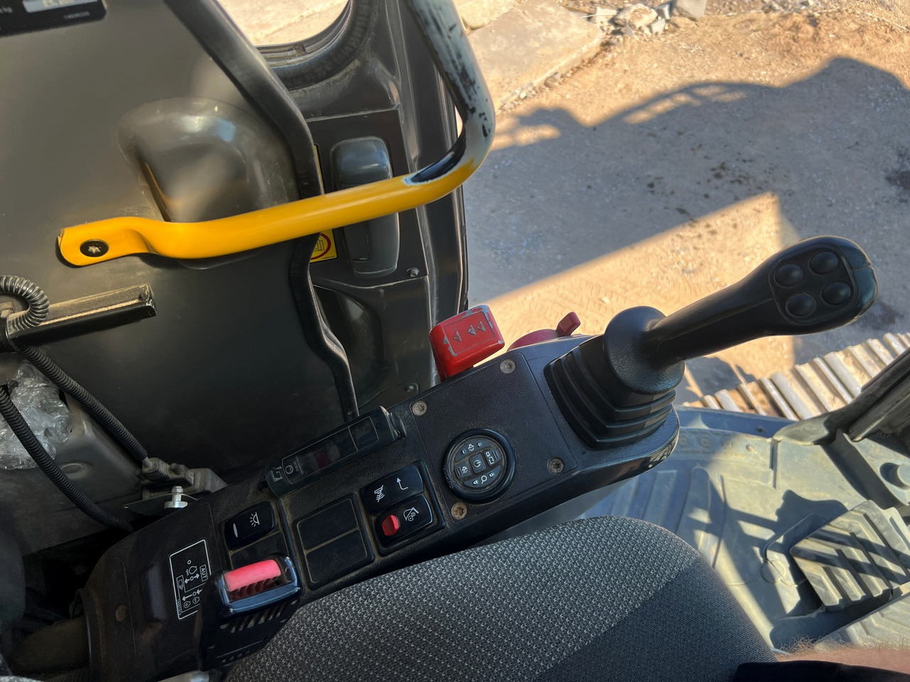 Excavadora de cadenas Volvo ECR235: foto 14