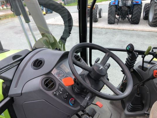 Claas AXOS 320 CX tracteur + chargeur Mailleux MX T408 - Tractor: foto 4 Claas AXOS 320 CX tracteur + chargeur Mailleux MX T408 - Tractor: foto 4