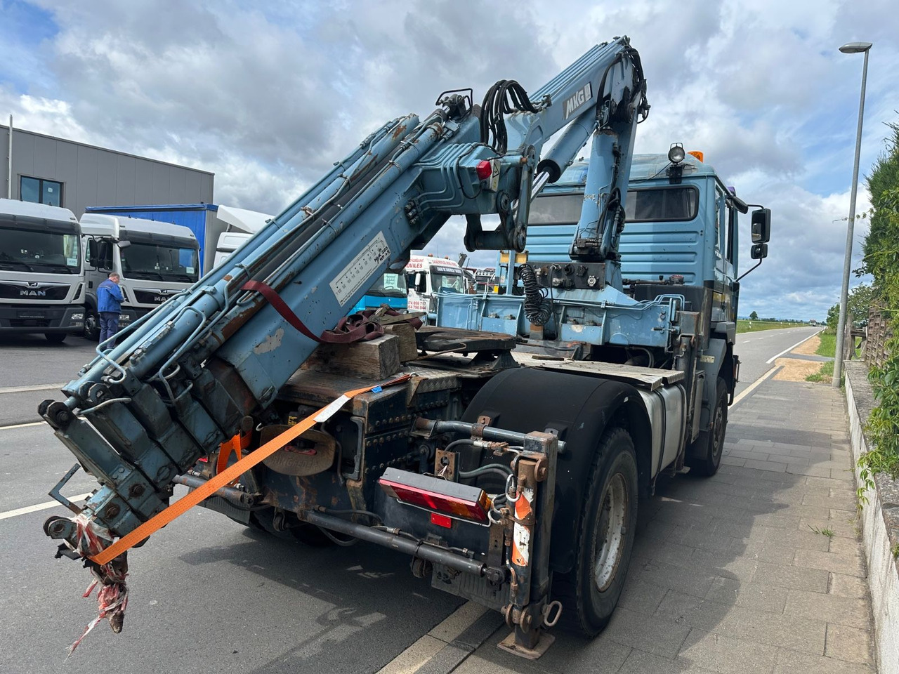 MAN F2000/19.464/4x4/defect crane/AHK - Cabeza tractora: foto 4 MAN F2000/19.464/4x4/defect crane/AHK - Cabeza tractora: foto 4