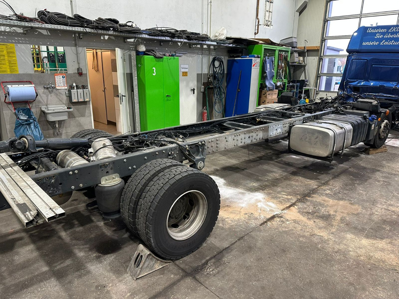 Iveco 110EL25 Unfallchassis ohne Motor/Getriebe - Camión chasis: foto 1 Iveco 110EL25 Unfallchassis ohne Motor/Getriebe - Camión chasis: foto 1