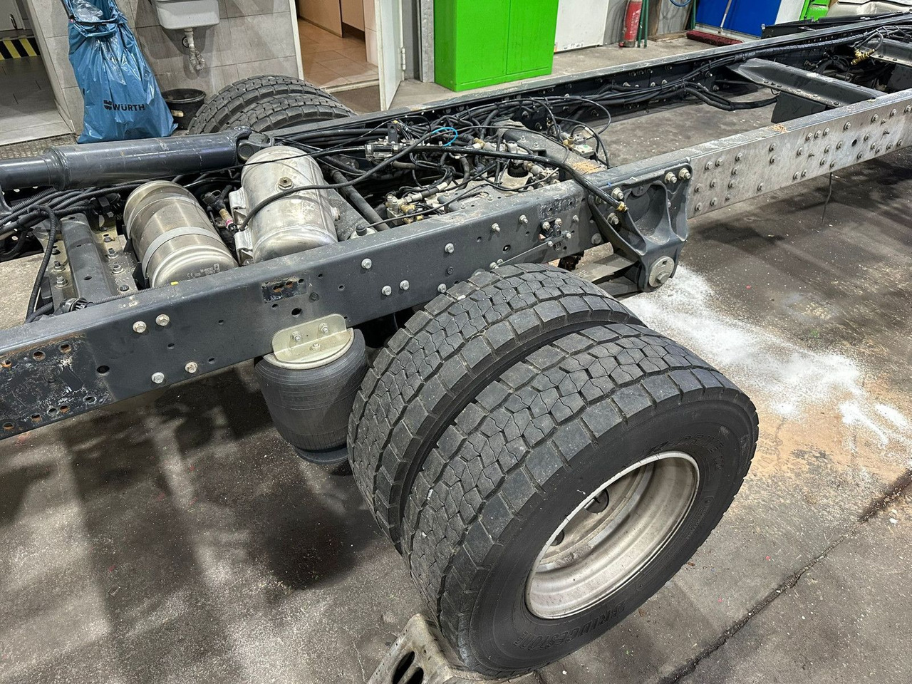 Iveco 110EL25 Unfallchassis ohne Motor/Getriebe - Camión chasis: foto 2 Iveco 110EL25 Unfallchassis ohne Motor/Getriebe - Camión chasis: foto 2