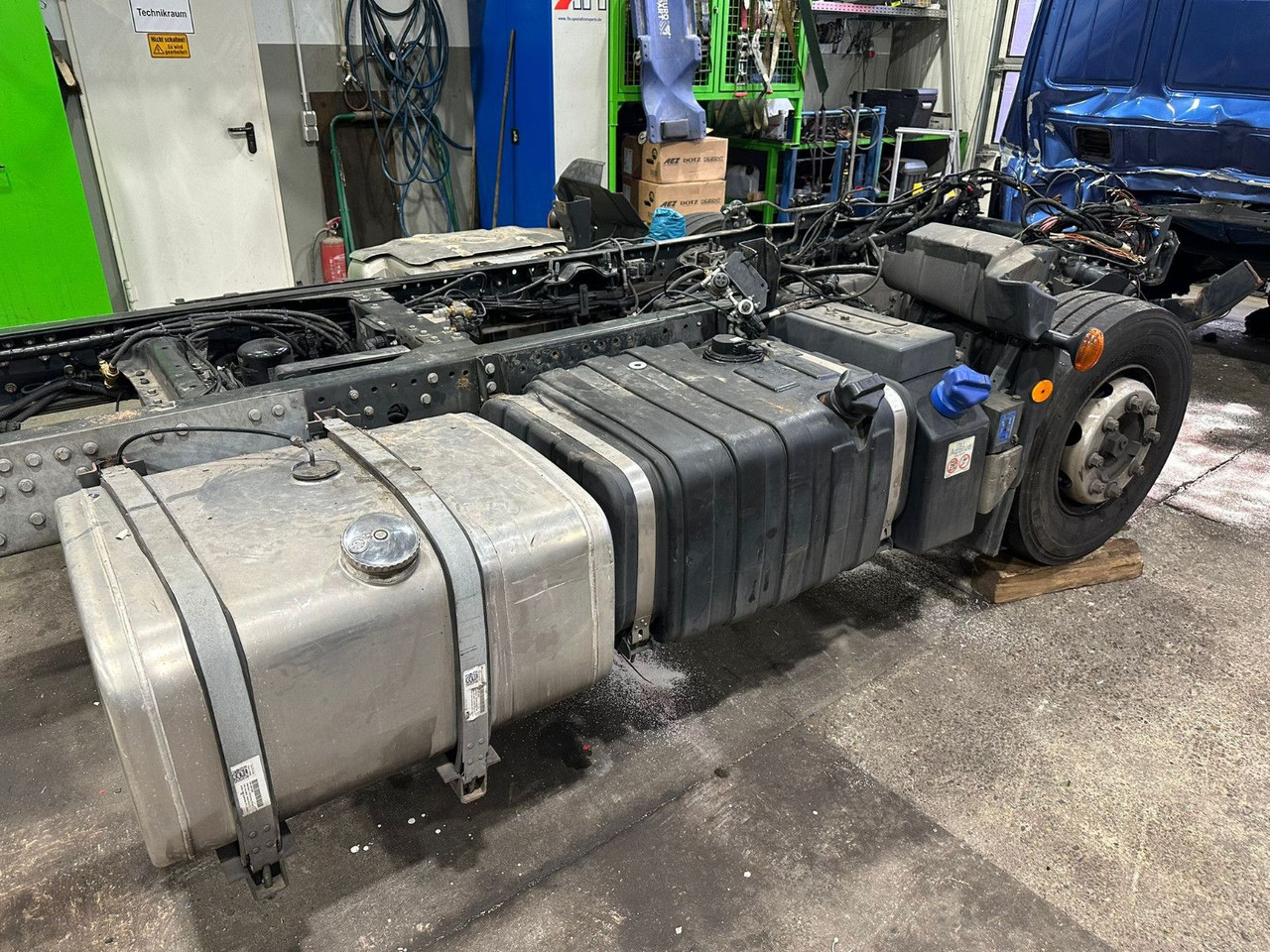 Iveco 110EL25 Unfallchassis ohne Motor/Getriebe - Camión chasis: foto 5 Iveco 110EL25 Unfallchassis ohne Motor/Getriebe - Camión chasis: foto 5