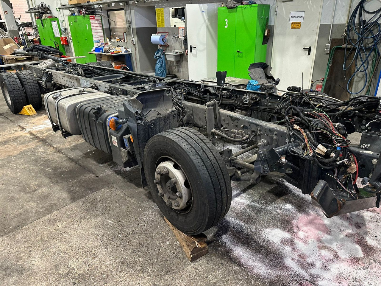 Iveco 110EL25 Unfallchassis ohne Motor/Getriebe - Camión chasis: foto 3 Iveco 110EL25 Unfallchassis ohne Motor/Getriebe - Camión chasis: foto 3