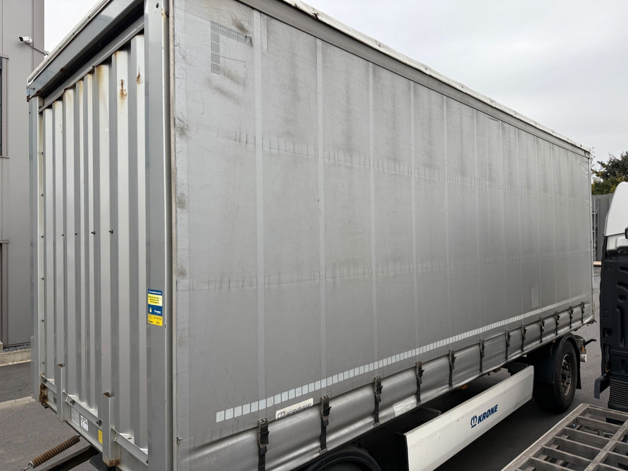 Krone AZ 18F DB06CLNF Curtainsider Pritsche/Plane - Remolque con toldo: foto 4 Krone AZ 18F DB06CLNF Curtainsider Pritsche/Plane - Remolque con toldo: foto 4