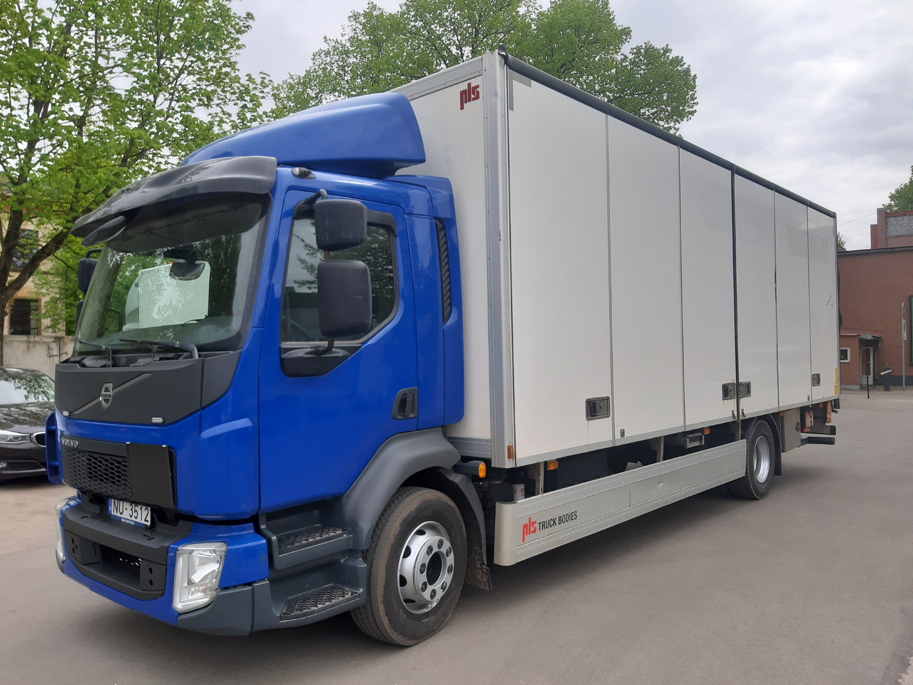 VOLVO FL - Camión caja cerrada: foto 1 VOLVO FL - Camión caja cerrada: foto 1