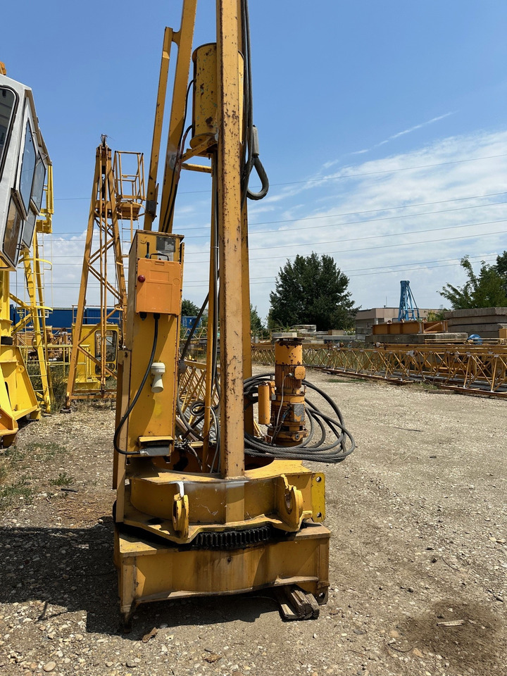 LIEBHERR 30 LC with chassis - Grúa torre: foto 1 LIEBHERR 30 LC with chassis - Grúa torre: foto 1