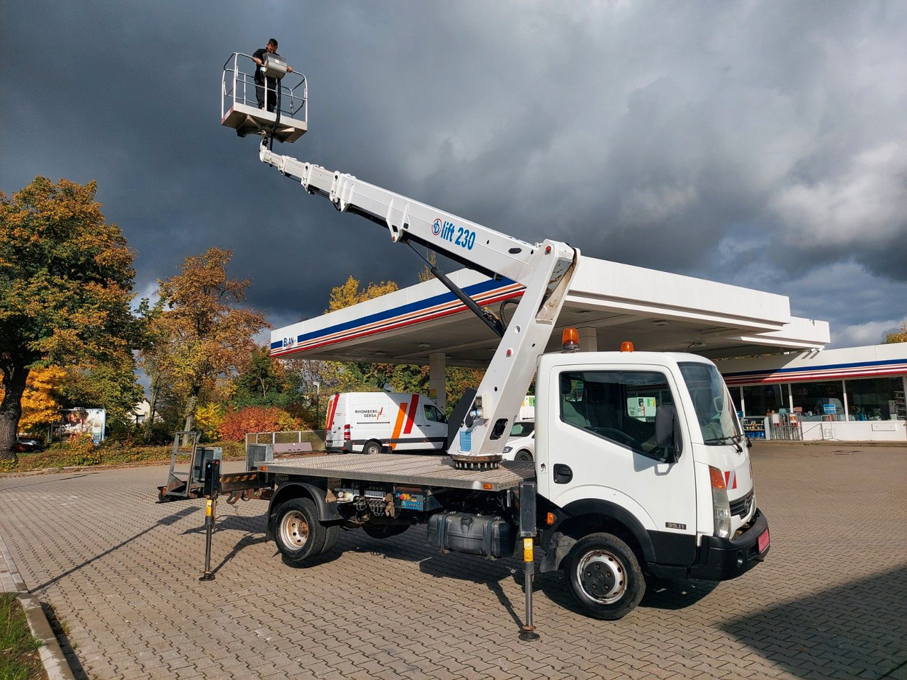 Nissan CABSTAR 35.11 HUBARBEITSBÜHNE LIFT 23 METER NEU - Camión con plataforma elevadora: foto 1 Nissan CABSTAR 35.11 HUBARBEITSBÜHNE LIFT 23 METER NEU - Camión con plataforma elevadora: foto 1