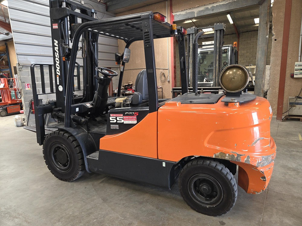 DOOSAN G55C-5 - Carretilla elevadora de gas: foto 2 DOOSAN G55C-5 - Carretilla elevadora de gas: foto 2