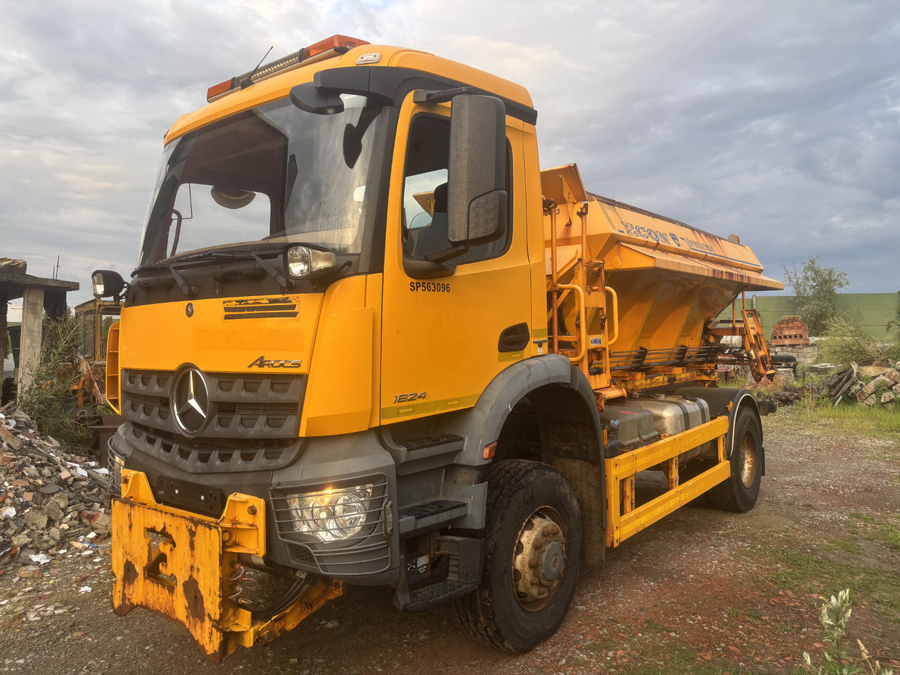 Mercedes AROCS 1824 4X4 GRITTER/SPREADER/PLOUGH - Máquina quitanieve: foto 5 Mercedes AROCS 1824 4X4 GRITTER/SPREADER/PLOUGH - Máquina quitanieve: foto 5