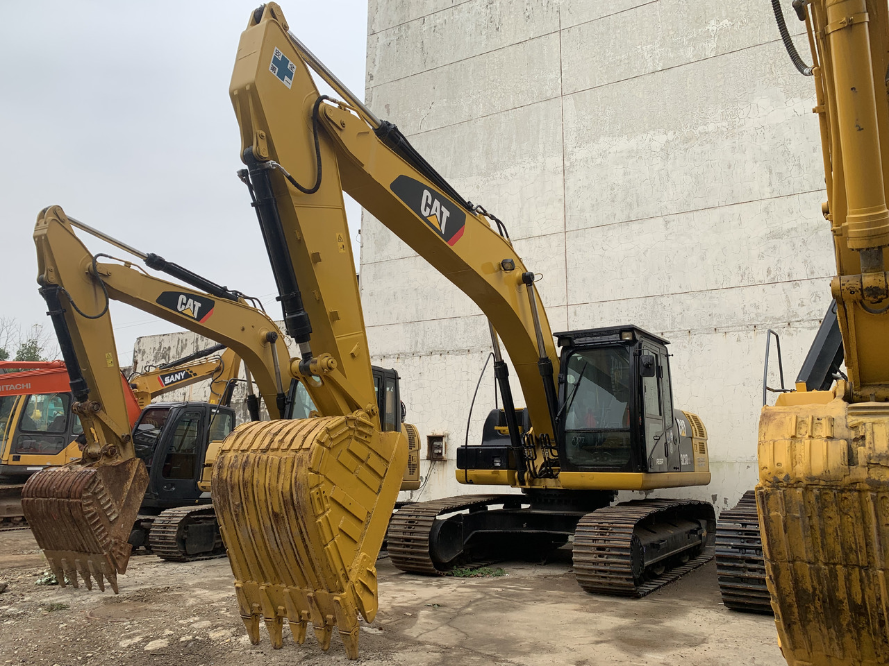 CATERPILLAR 323D2L - Excavadora de ruedas: foto 1 CATERPILLAR 323D2L - Excavadora de ruedas: foto 1