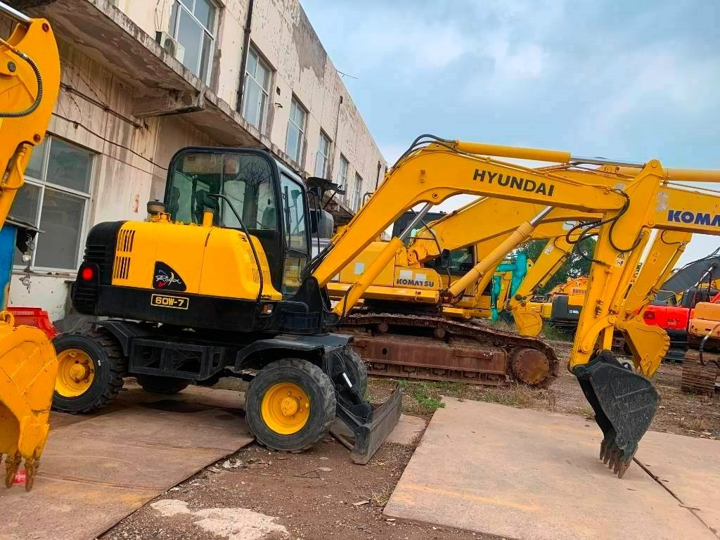 Hyundai Robex 60 W-7 - Excavadora de ruedas: foto 1 Hyundai Robex 60 W-7 - Excavadora de ruedas: foto 1