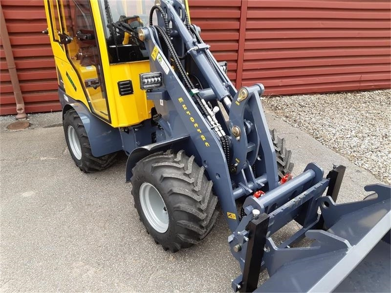 Eurotrac W11 med lang arm, førerhus, skovl og gafler - Cargadora articulada: foto 2 Eurotrac W11 med lang arm, førerhus, skovl og gafler - Cargadora articulada: foto 2