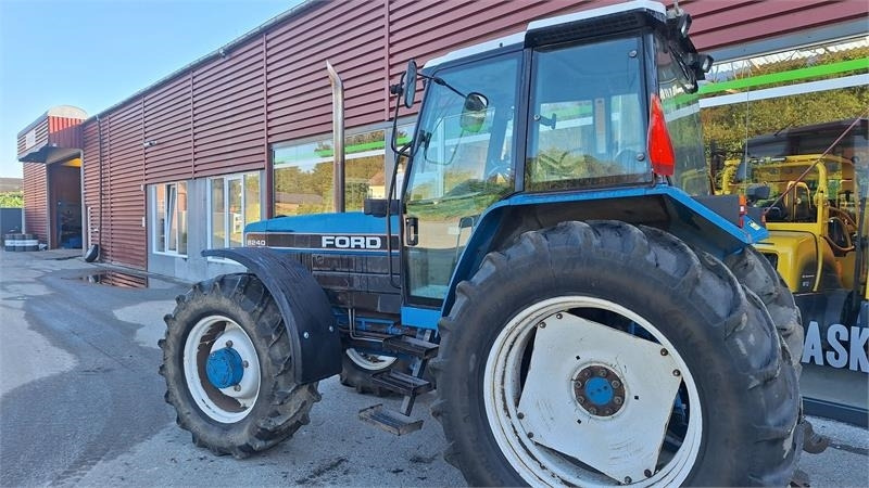 Ford 8240  - Tractor: foto 2 Ford 8240  - Tractor: foto 2