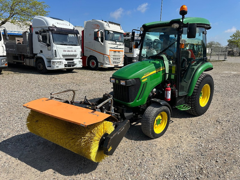 John Deere 3720 M/ Hydraulisk kost - Mini tractor: foto 1 John Deere 3720 M/ Hydraulisk kost - Mini tractor: foto 1