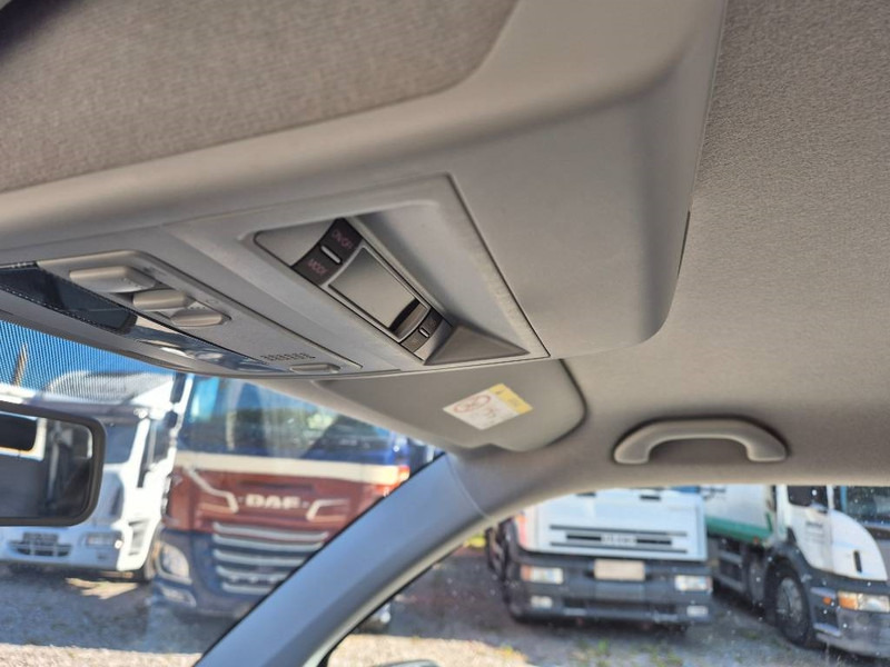 Coche Volkswagen Transporter 2,0 TDi 102 Kombi lang 4d 9 prs: foto 13