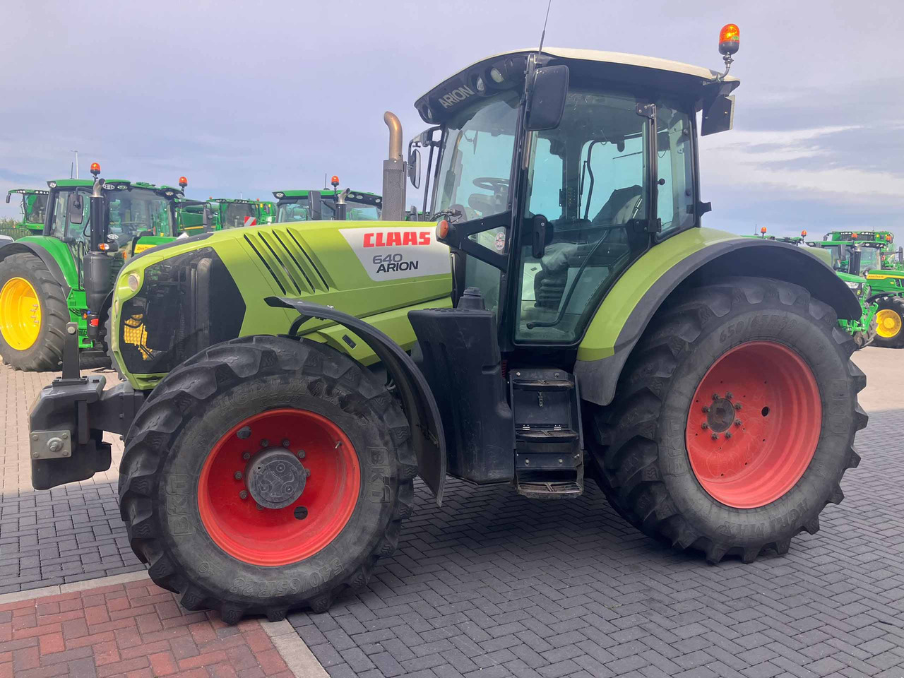 Claas Arion 640 - Tractor: foto 1 Claas Arion 640 - Tractor: foto 1