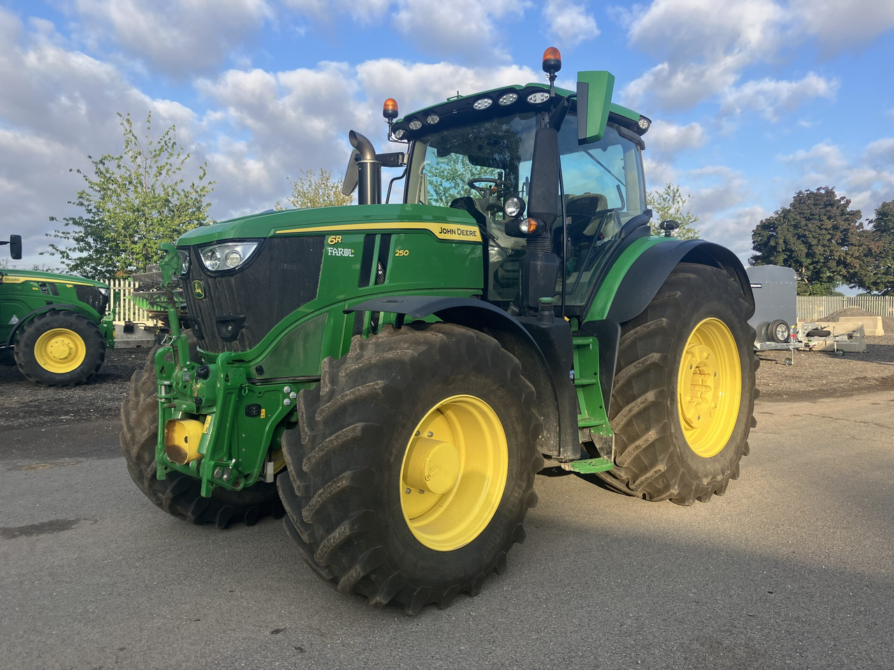 John Deer 6R 250 - Tractor: foto 1 John Deer 6R 250 - Tractor: foto 1