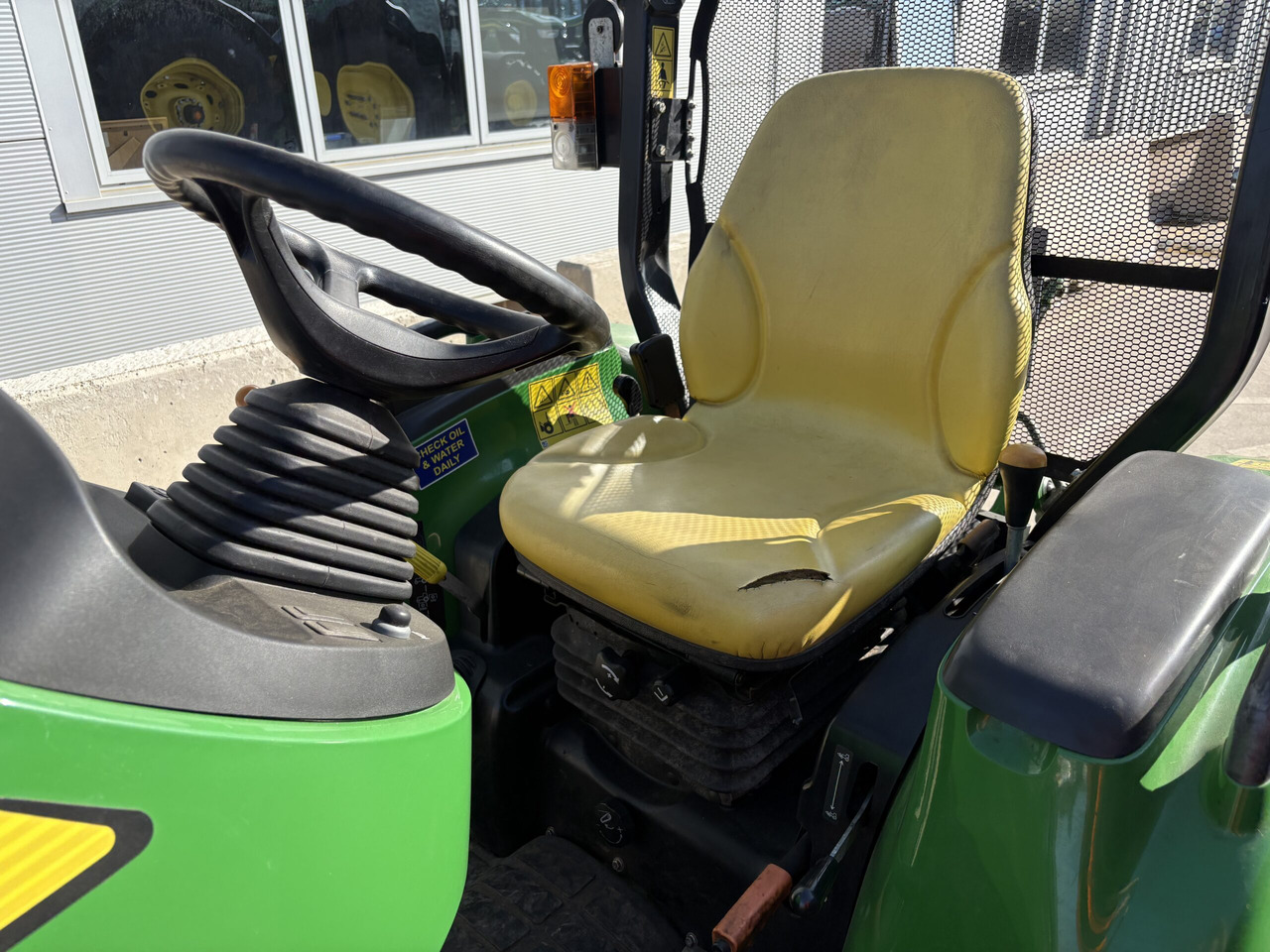 John Deere 3045R Compact Tractor - Mini tractor: foto 5 John Deere 3045R Compact Tractor - Mini tractor: foto 5