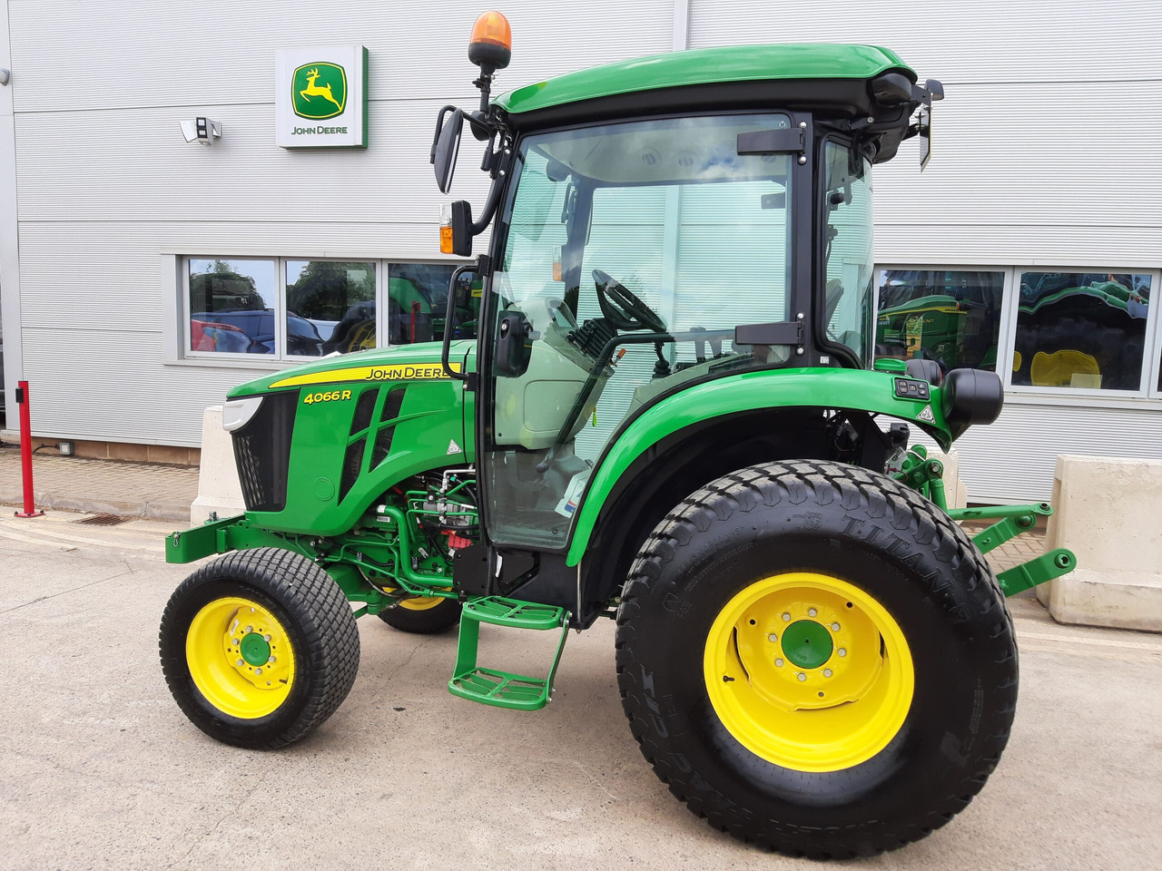John Deere 4066R Compact Tractor - Mini tractor: foto 1 John Deere 4066R Compact Tractor - Mini tractor: foto 1