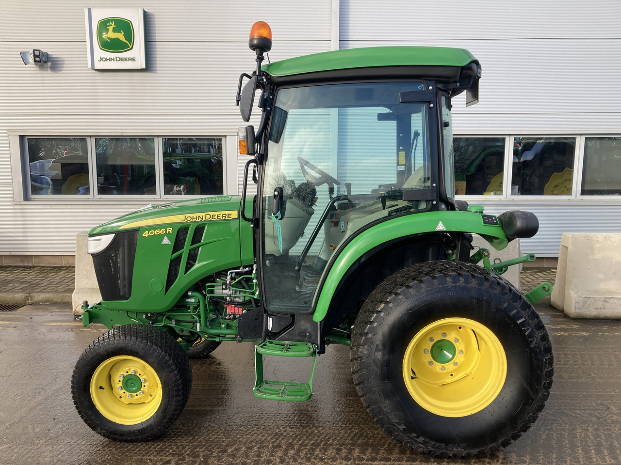 John Deere 4066R Compact Tractor - Mini tractor: foto 2 John Deere 4066R Compact Tractor - Mini tractor: foto 2