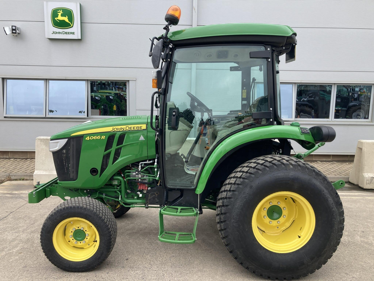 John Deere 4066R compact tractor - Mini tractor: foto 2 John Deere 4066R compact tractor - Mini tractor: foto 2