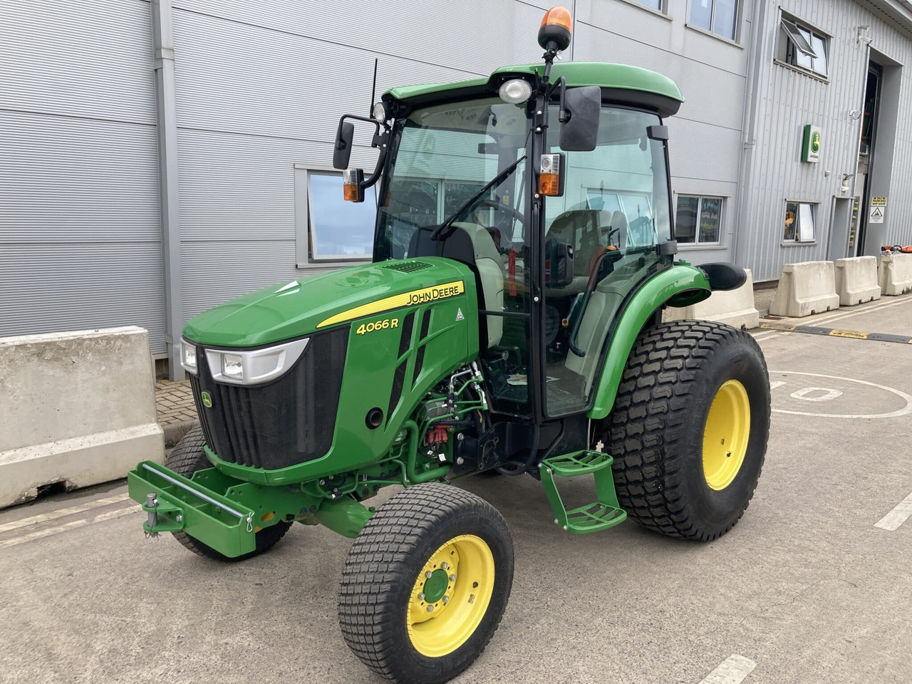 John Deere 4066R compact tractor - Mini tractor: foto 1 John Deere 4066R compact tractor - Mini tractor: foto 1