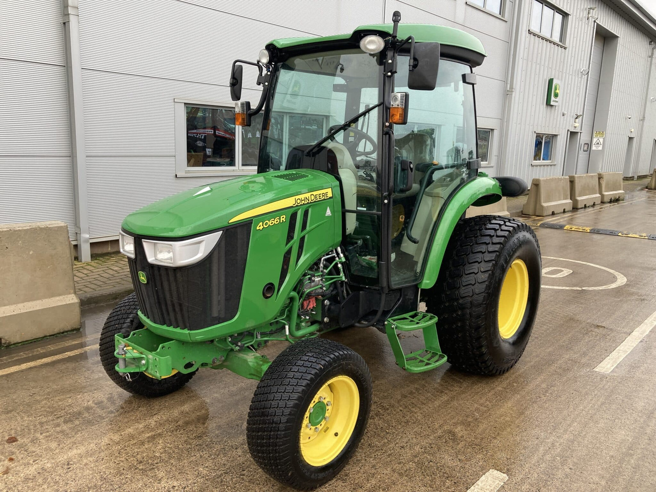 John Deere 4066R compact tractor - Mini tractor: foto 1 John Deere 4066R compact tractor - Mini tractor: foto 1
