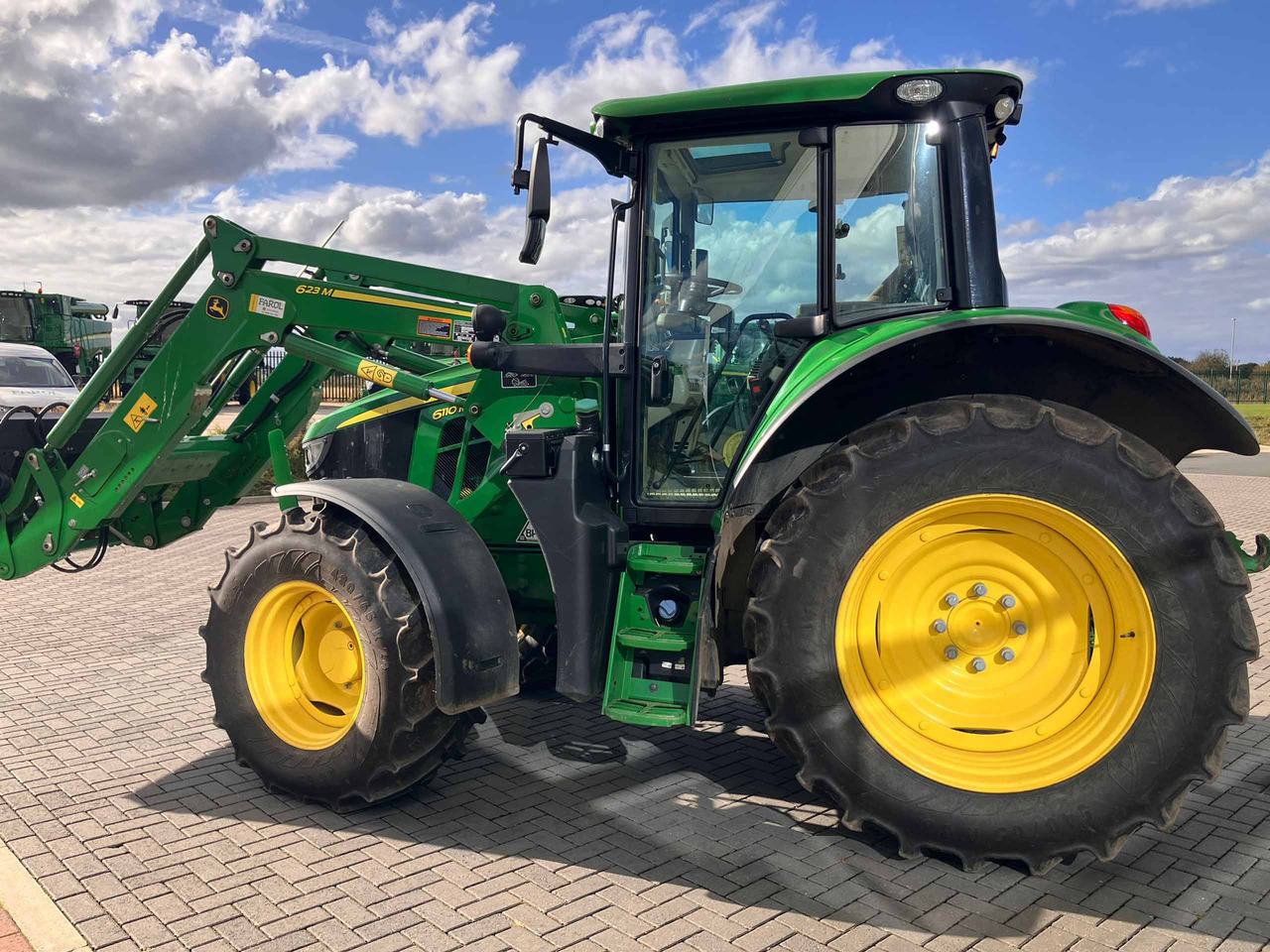 John Deere 6110M + 623M - Tractor: foto 3 John Deere 6110M + 623M - Tractor: foto 3
