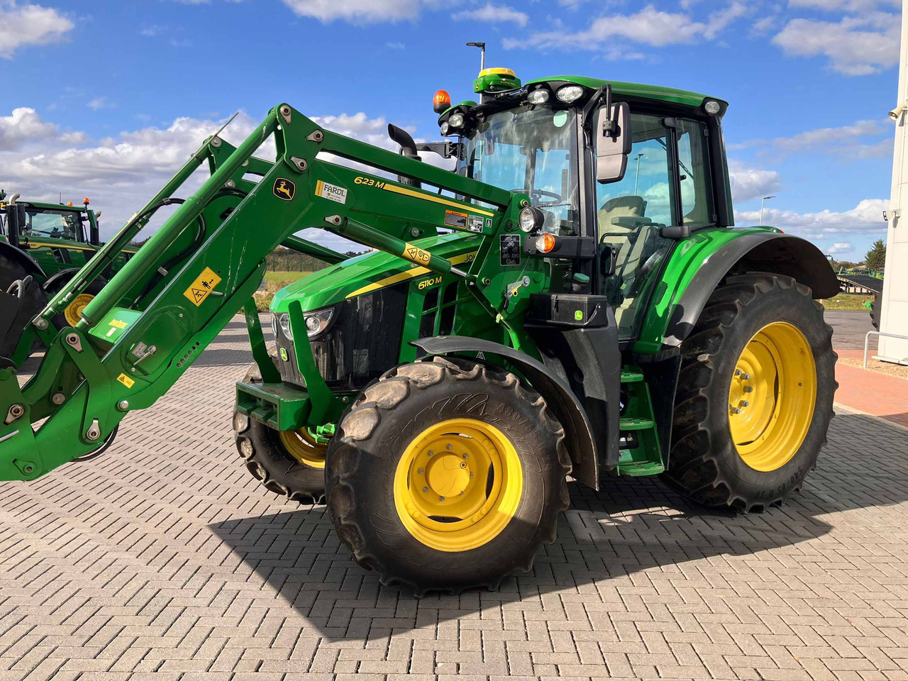John Deere 6110M + 623M - Tractor: foto 4 John Deere 6110M + 623M - Tractor: foto 4