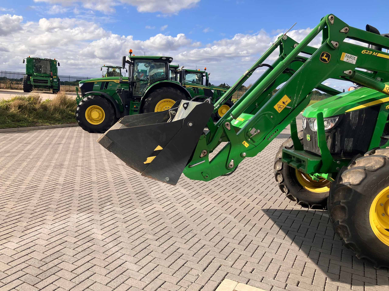 John Deere 6110M + 623M - Tractor: foto 5 John Deere 6110M + 623M - Tractor: foto 5
