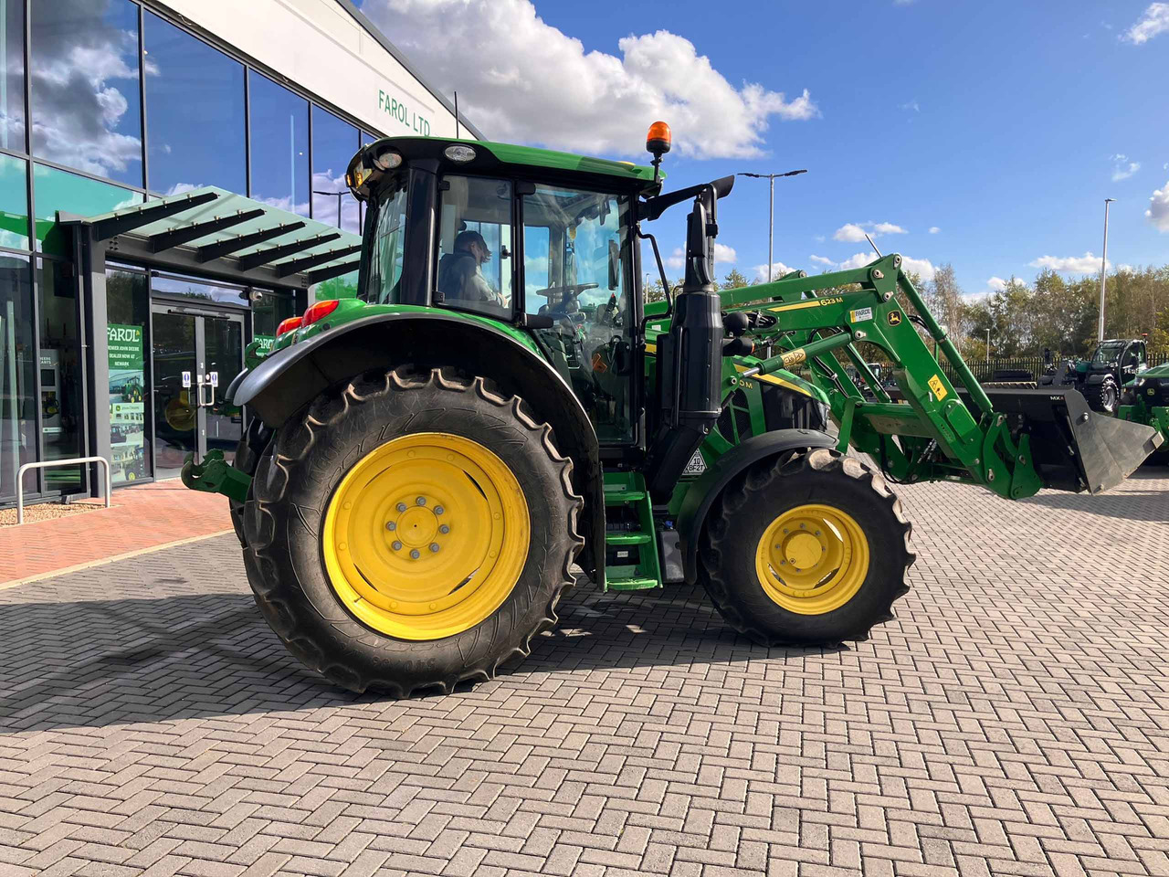 John Deere 6110M + 623M - Tractor: foto 2 John Deere 6110M + 623M - Tractor: foto 2
