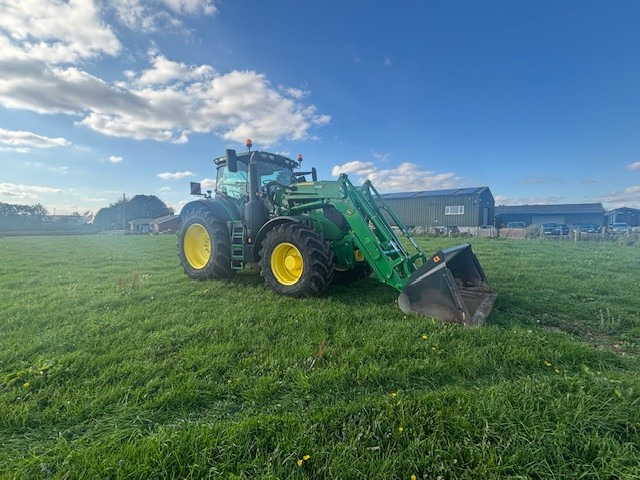 John Deere 6R 250 + 683R - Tractor: foto 1 John Deere 6R 250 + 683R - Tractor: foto 1