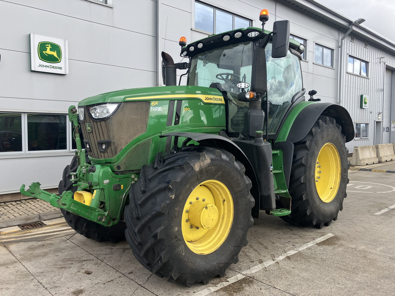 John Deere 6R 250 - Tractor: foto 1 John Deere 6R 250 - Tractor: foto 1